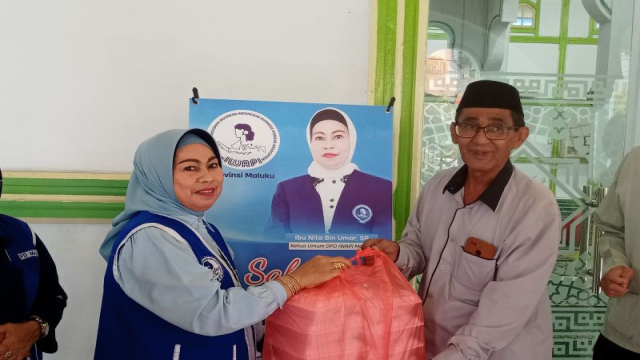 Ketua umum DPW IWAPI Maluku Nita Bin Umar (kiri) di Masjid Jami' Ambon. (Antara/DedyAzis)