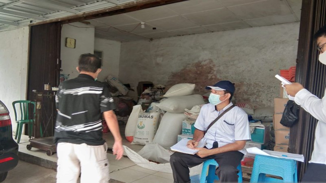 Petugas BPPKAD Bangka data NJOP di pusat kota Sungailiat. ANTARA
