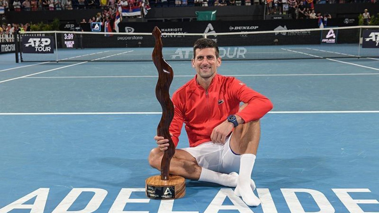 Petenis Serbia Novak Djokovic merayakan kemenangan partai final turnamen ATP Adelaide International di Adelaide, Australia (8/1/2023). (ANTARA/AFP/Brenton Edwards/aa.)