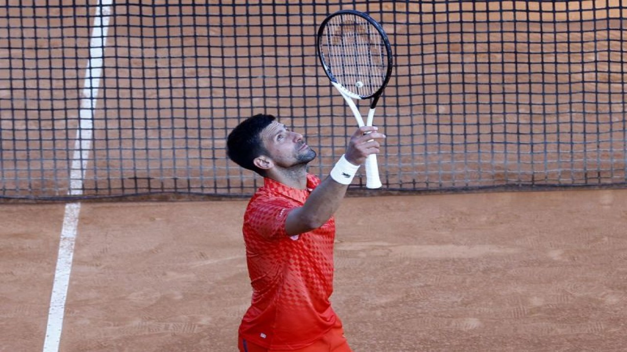 Petenis Serbia Novak Djokovic merayakan kemenangannya pada pertandingan babak kedua Monte Carlo Masters melawan petenis Rusia Ivan Gakhov di Monte-Carlo Country Club, Roquebrune-Cap-Martin, Prancis, Selasa (11/4/2023). (ANTARA/REUTERS/Eric Gaillard)