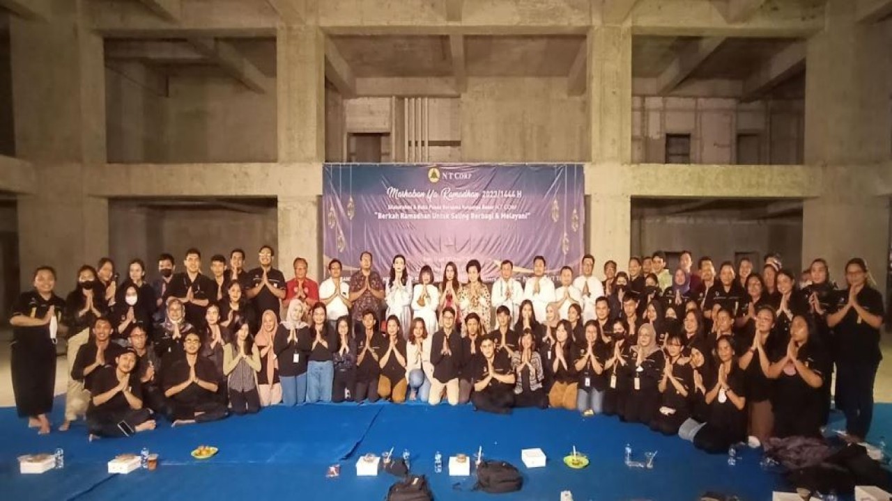 Presiden Komisaris dan jajaran Direksi NT Corp (Nurdin Tampubolon Corporation) foto bersama karyawan PT Bangkitgiat Usaha Mandiri dalam acara buka puasa bersama di NT Tower, Kayu Putih, Pulogadung, Jakarta Timur, Kamis (13/4/2023).