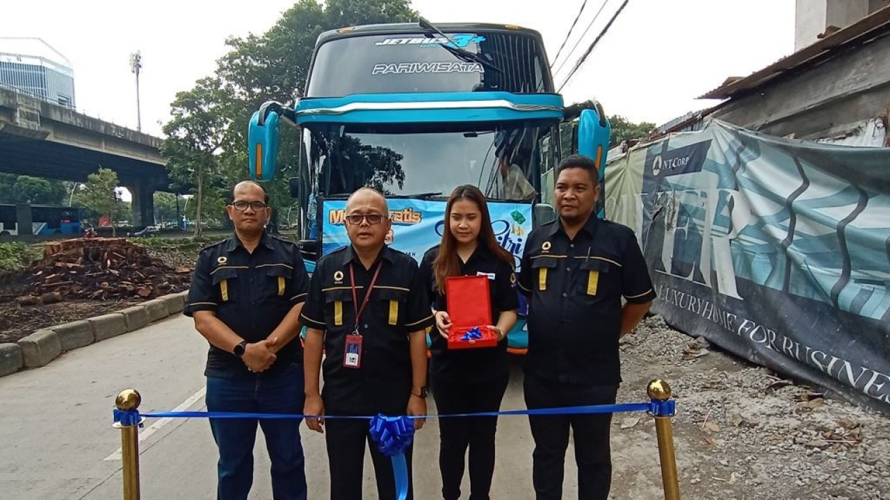 Deputi HRD GA NT Corp yang mewakili Presiden Komisaris NT Corp, Dr. Ir. Nurdin Tampubolon, M.M., yakni Rudianto Sirait melepas angkutan mudik gratis 2023 yang diadakan NT Corp, di NT Tower, Jalan Pulomas Selatan, Kayu Putih, Pulogadung, Jakarta Timur, pada Kamis (20/4/2023).