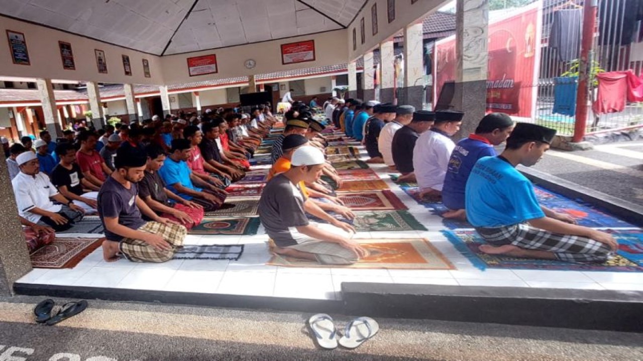Warga binaan Lapas Kelas II B Selong, Lombok Timur, NTB saat melaksanakan ibadah salat ANTARA/Humas Lapas Selong.