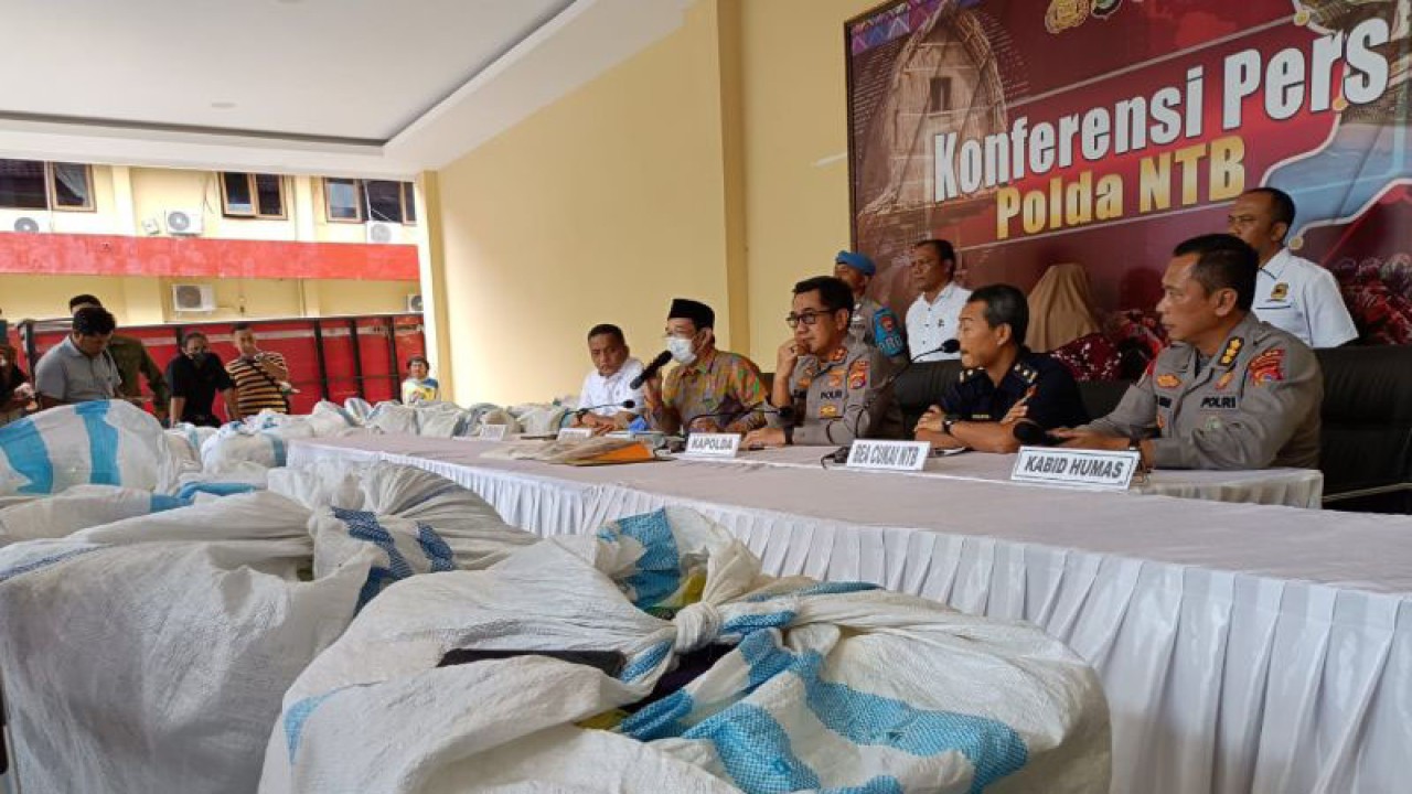 Kapolda NTB Irjen Pol. Djoko Poerwanto beserta jajaran saat menyampaikan konferensi pers penindakan usaha thrifting pakaian di Polda NTB, Mataram, Selasa (4/4/2023). (ANTARA/Dhimas B.P.)