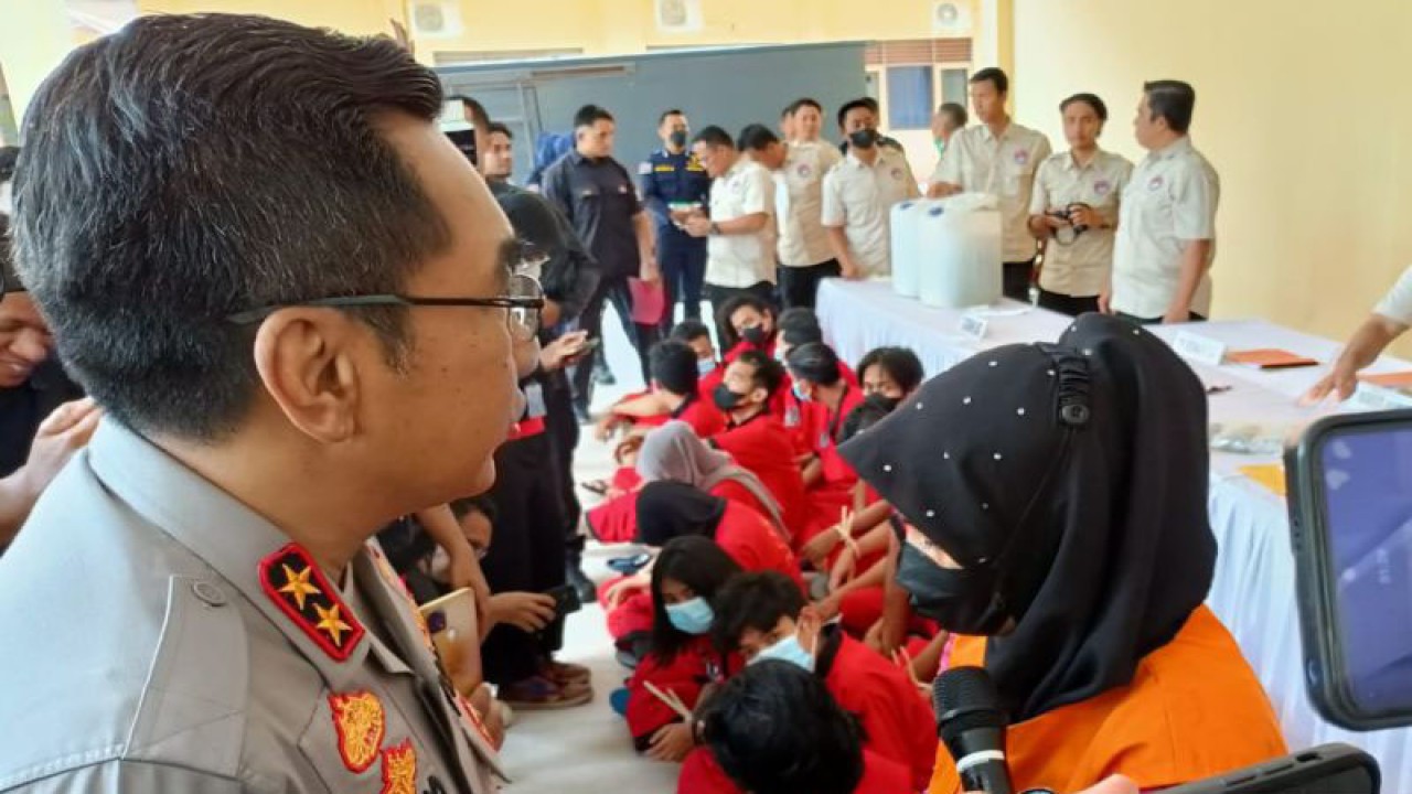 Kapolda NTB Irjen Polisi Djoko Poerwanto (kiri) menginterogasi pelaku penyelundup 9,5 kilogram ganja asal Aceh yang merupakan seorang IRT berinisial S alias Yani (kanan) dalam konferensi pers di Polda NTB, Mataram, Rabu (5/4/2023). ANTARA/Dhimas B.P.