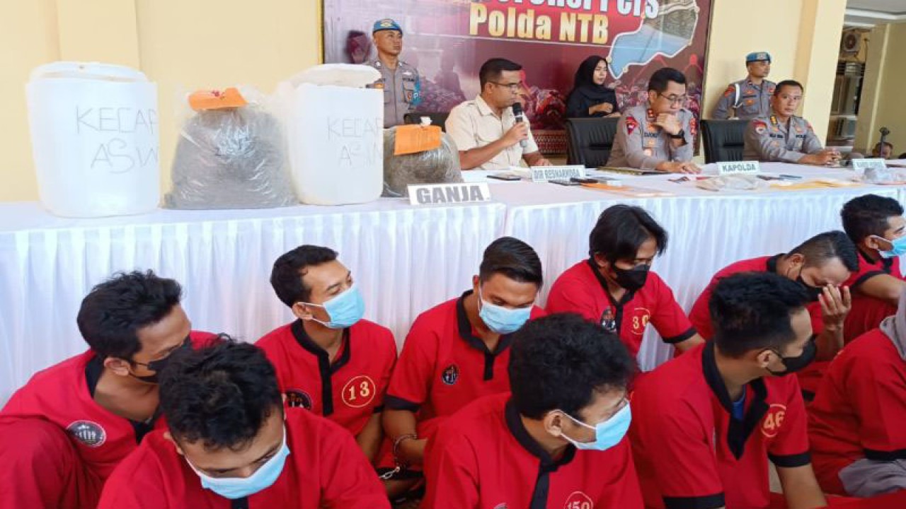 Kapolda NTB Irjen Pol. Djoko Poerwanto (ketiga kanan) beserta jajaran menunjukkan tersangka dan barang bukti pengungkapan kasus narkoba periode penanganan Maret sampai awal April 2023 di Mataram, Rabu (5/4/2023). ANTARA/Dhimas BP