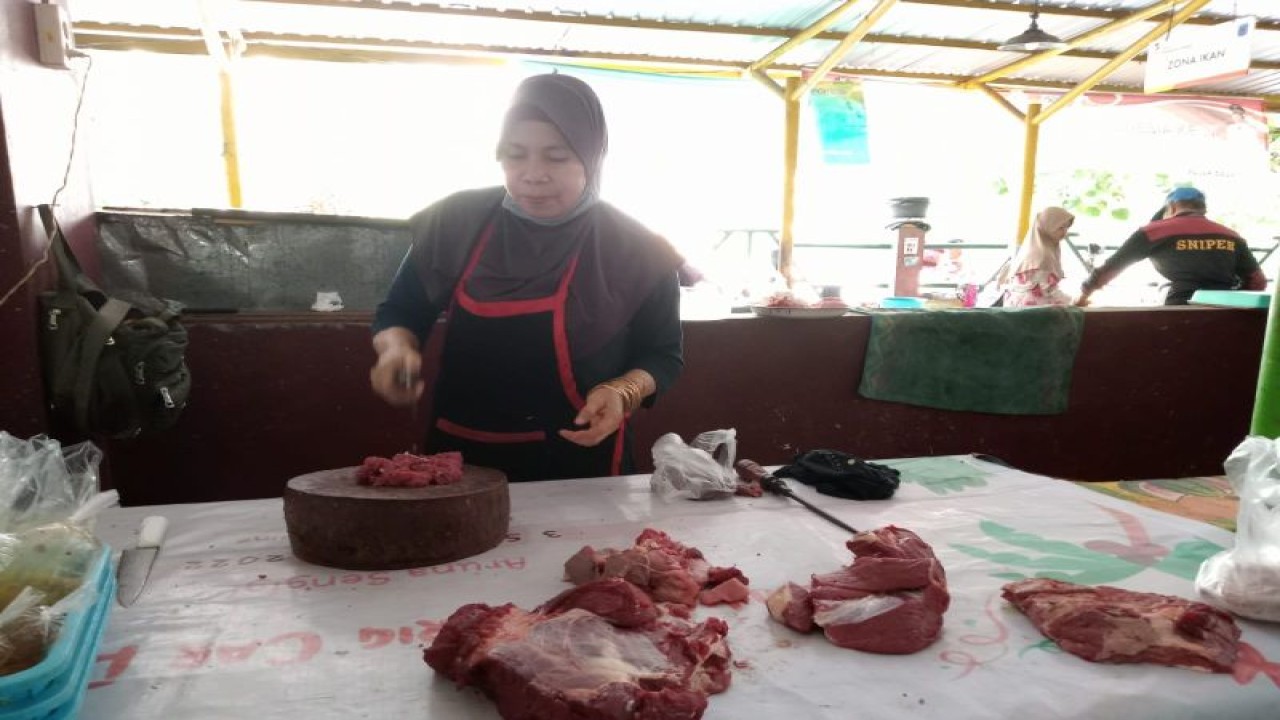 Ilustrasi: Pedagang daging sapi di Pasar Dasan Agung Kota Mataram, Provinsi Nusa Tenggara Barat. (Foto: ANTARA/Nirkomala)