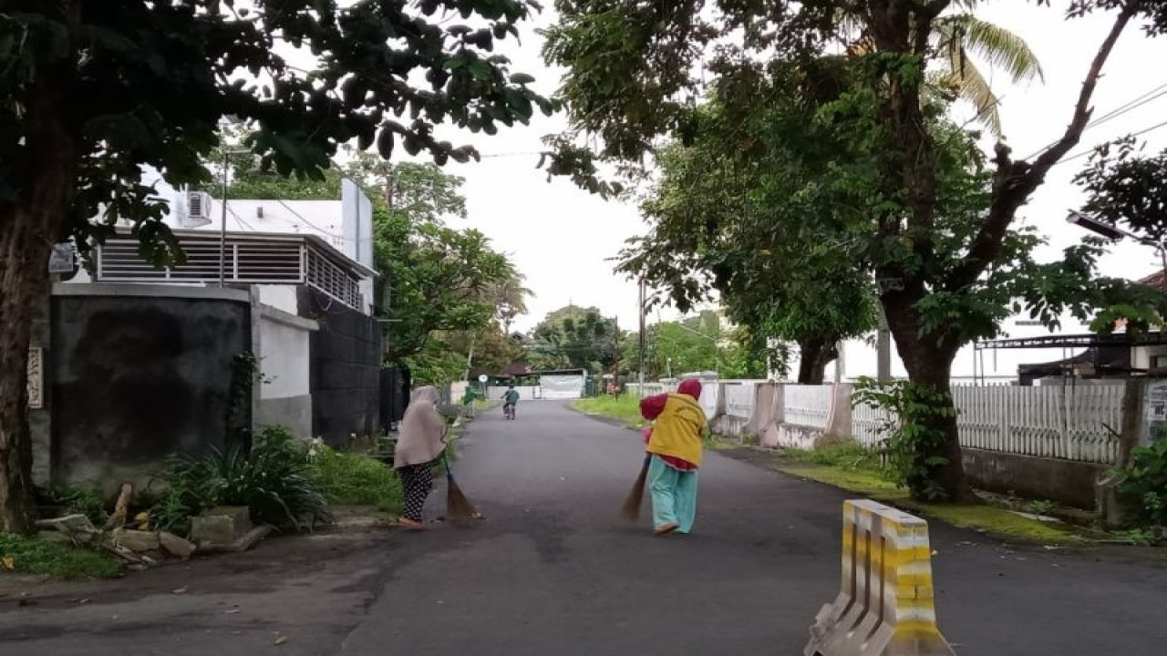 Aktivitas petugas kebersihan di Kota Mataram, Provinsi Nusa Tenggara Barat. (ANTARA/Nirkomala)