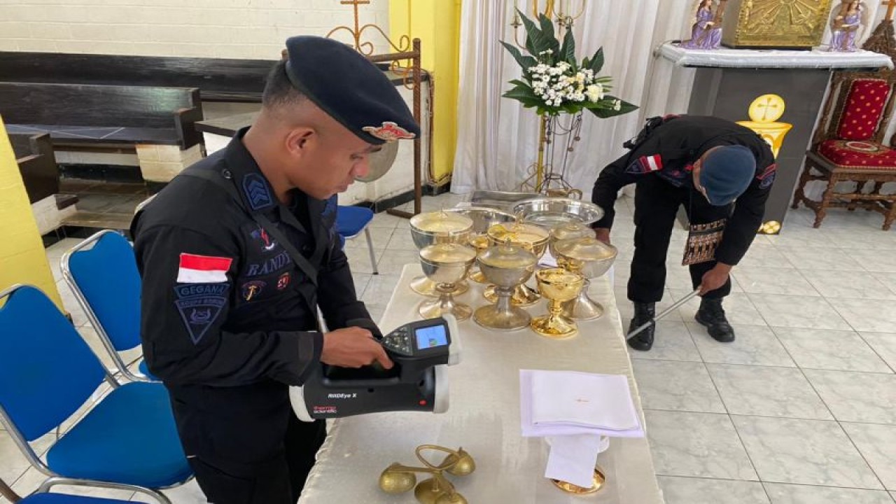 Sejumlah personel Brimob Polda NTT dari satuan penjinak bom sedang mensterilkan salah satu gereja di Kota Kupang jelang Misa Kamis Putih, Kamis (4/4). ANTARA/Ho-Humas Polda NTT