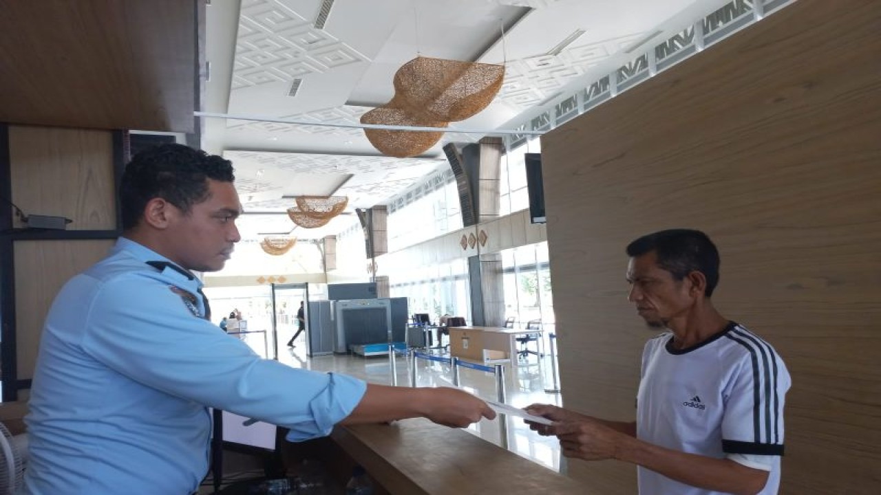 Petugas Kantor Imigrasi Atambua melayani warga pelintas batas negara di Pos Lintas Batas Negara (PLBN) Mota'ain, Kabupaten Belu, NTT. (ANTARA/HO-Kantor Imigrasi Kelas II TPI Atambua)