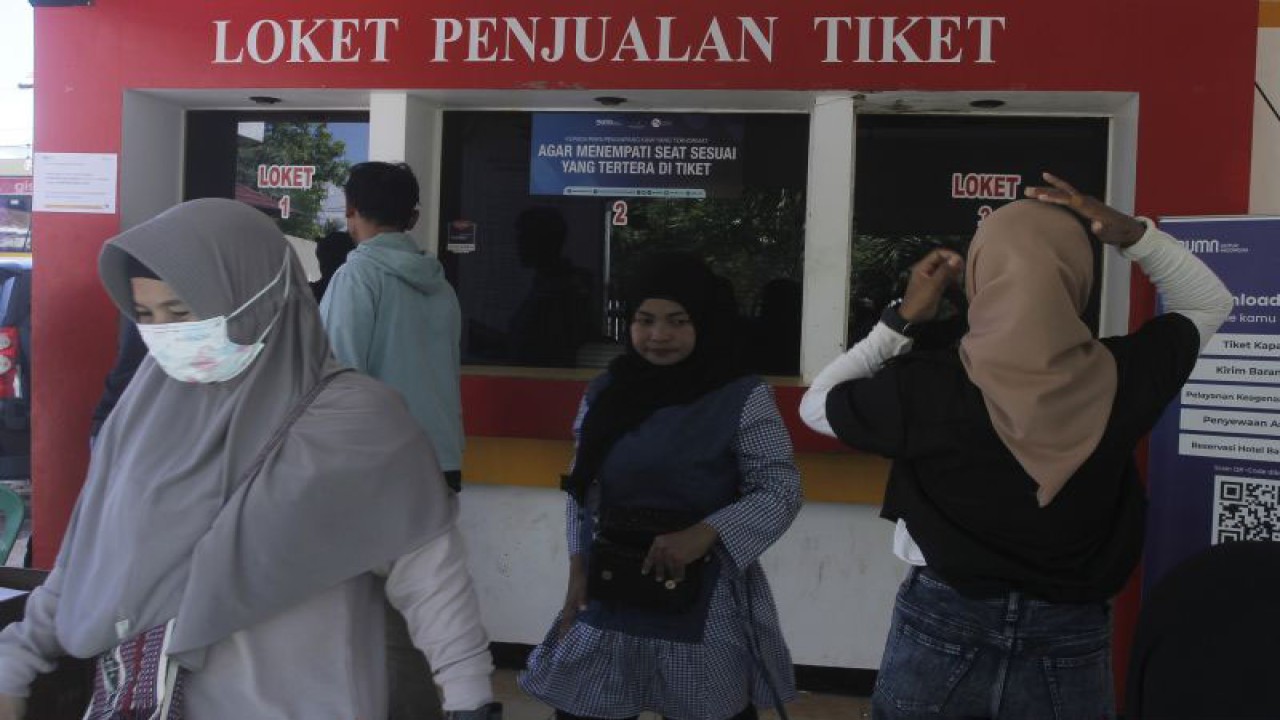 Pemudik sedang mengantre membeli tiket kapal Pelni di loket penjualan tiket di kantor Pelni Cabang Kupang, NTT, Kamis (13/4/2023). .ANTARA FOTO/Kornelis Kaha.
