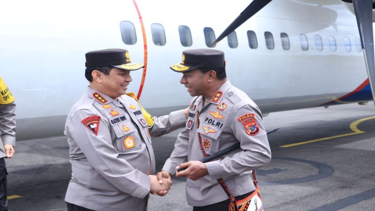 Kapolda NTT Irjen Po Johanis Asadoma (kanan) saat menyambut kedatangan Wakapolri Komjen Pol Gatot Eddy Pramono yang tiba di Labuan Bajo, Kamis (27/4). ANTARA/Ho-Humas Polda NTT