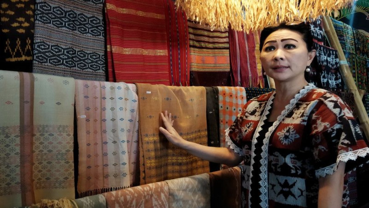 Ketua Dekranasda Provinsi NTT, Julie Sutrisno Laiskodat menunjukkan contoh model kain tenun yang akan digunakan oleh para kepala negara ASEAN nanti, Labuan Bajo, Manggarai Barat, NTT, Kamis (27/4/2023). (ANTARA/Fransiska Mariana Nuka)