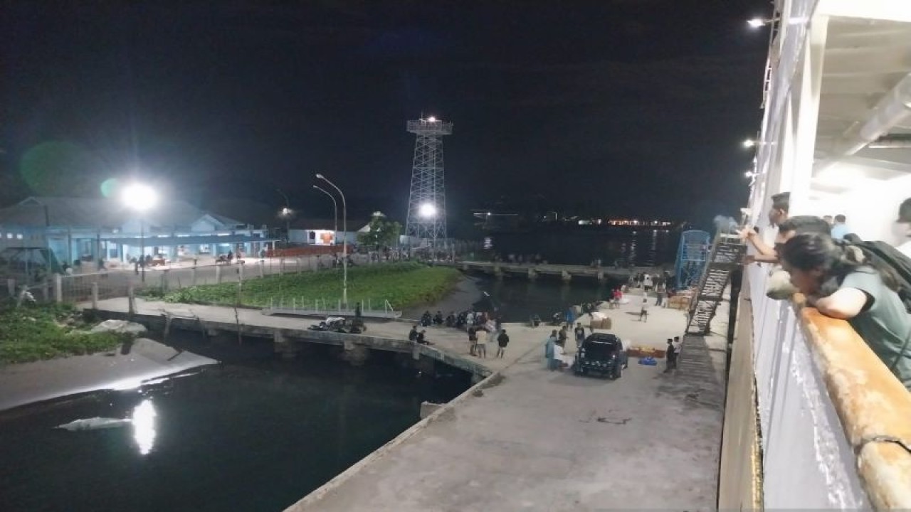 Sejumlah warga menyaksikan suasana Pelabuhan Lewoleba di Kabupaten Lembata, NTT, dari atas kapal Pelni yang berlabuh pada malam hari. (ANTARA/Aloysius Lewokeda)