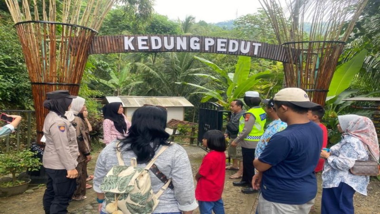 Petugas Polres Kulon Progo melakukan pengamanan objek wisata.(ANTARA/HO-Humas Pemkab Gunungkidul.