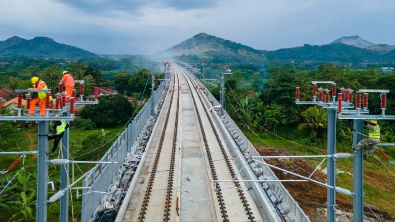 Pekerja memasang jaringan listrik aliran atas atau "overhead catenary system" (OCS) untuk operasional Kerata Api Cepat Jakarta Bandung (KCJB). ANTARA/HO-KCIC