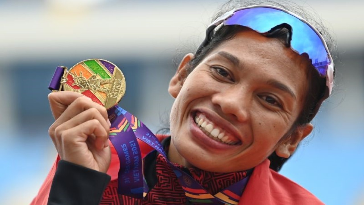 Arsip- Pelari Indonesia Odekta Elvina Naibaho berpose dengan medalinya usai pengalungan medali nomor lari maraton putri SEA Games Vietnam 2021 di Stadion Nasional My Dinh, Hanoi, Vietnam, Kamis (19/5/2022). ANTARA FOTO/Aditya Pradana Putra/foc.