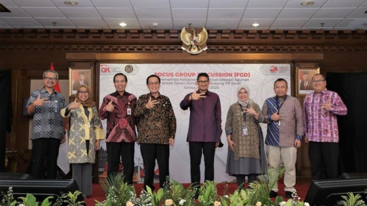 Kepala Eksekutif Pengawas Perbankan Dian Ediana Rae (tengah) dalam FGD tentang HAKI sebagai agunan, Selasa (5/4/2023). ANTARA/Sanya Dinda