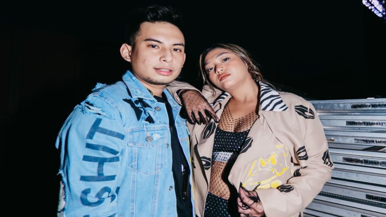 Okin dan Kay lewat OKAAY menghadirkan lagu "Posesif" dengan sentuhan baru. (ANTARA/HO/OKAAY)