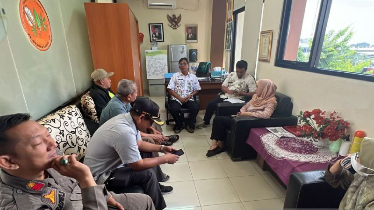 Oknum RT dan RW di Cengkareng saat mengikuti pembinaan di Kantor Kelurahan Kapuk, Cengkareng, Jakarta Barat, Kamis (6/4/2023). ANTARA/HO-Pemkot Jakarta Barat