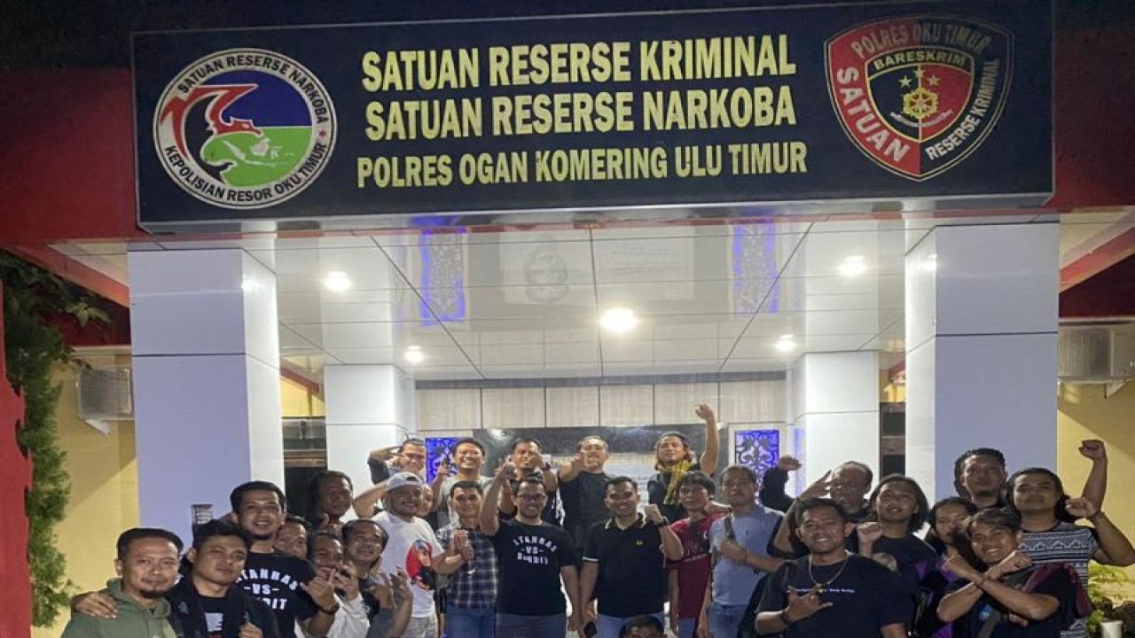Dua pelaku perampokan di Cilacap, Jawa Tengah ditangkap di Kabupaten OKU Timur, Senin (3/4/2023). (ANTARA/Edo Purmana)