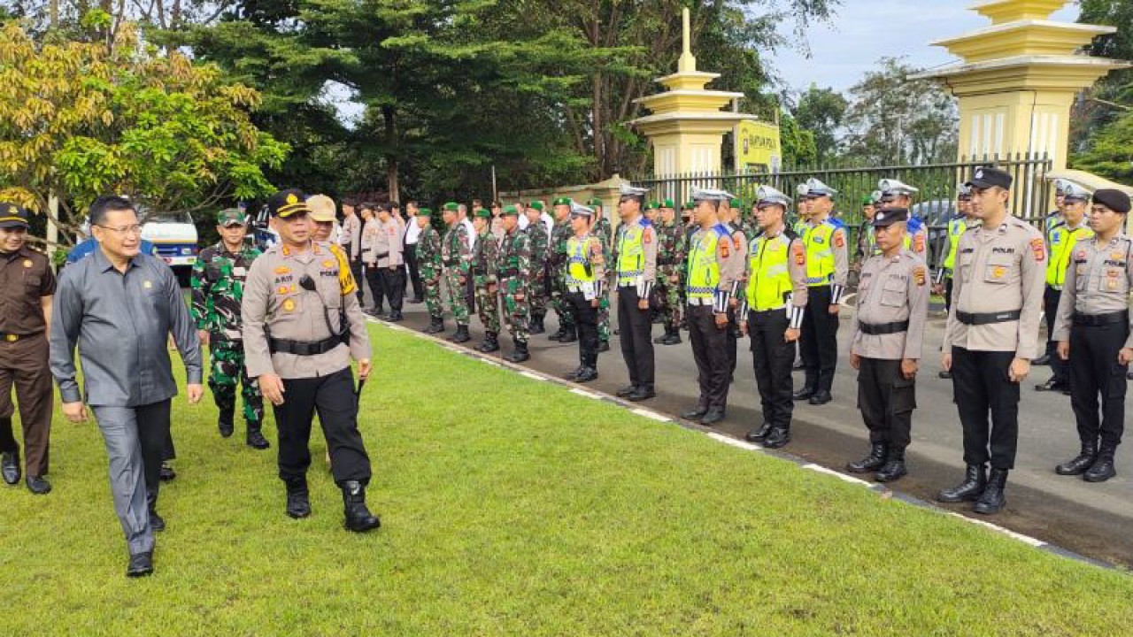 Polres OKU gelar apel pasukan Ops Ketupat Musi 2023, Senin. (ANTARA/Edo Purmana/23)