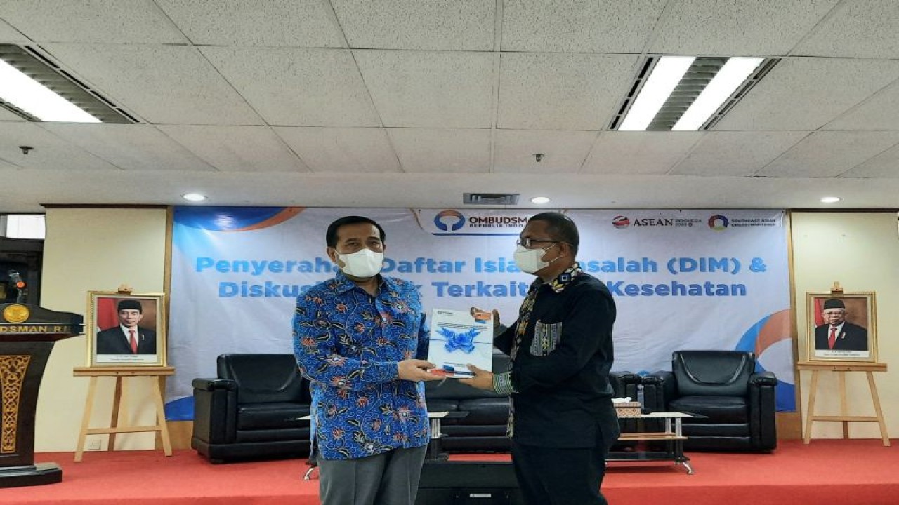 Ketua Ombudsman RI Mokhammad Najih (kiri) menyerahkan daftar isian masalah (DIM) RUU tentang Kesehatan kepada Wakil Ketua Komisi IX DPR RI Emanuel Melkiades Laka Lena (kanan) di Gedung Ombudsman RI, Jakarta Selatan, Selasa (11/4/2023). ANTARA/Fath Putra Mulya