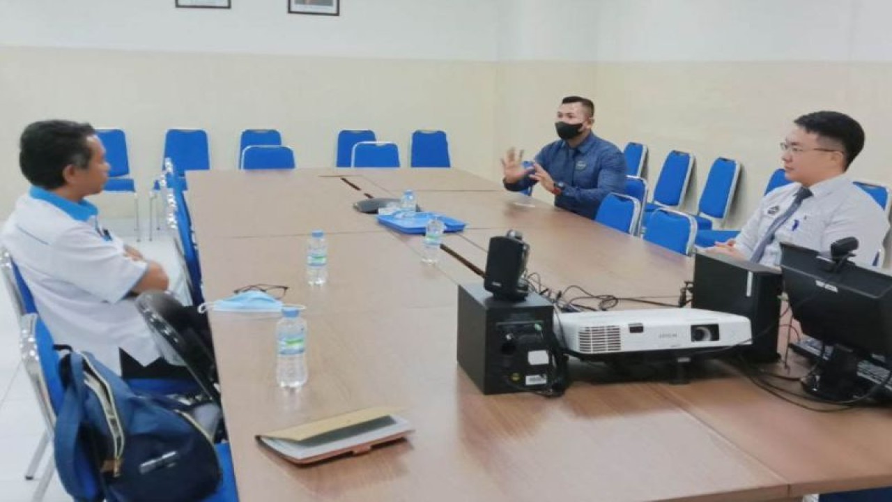 Kepala Ombudsman RI Perwakilan Provinsi NTT Darius Beda Daton (kiri) bersama Direktur Rumah Sakit Siloam Kupang dr Adreas Wijaya (kanan) dan jajaran menggelar pertemuan untuk membahas pembenahan pelayanan publik di rumah sakit itu di Kupang, Rabu (26/4/2023). (ANTARA/HO-Ombudsman RI Perwakilan NTT)