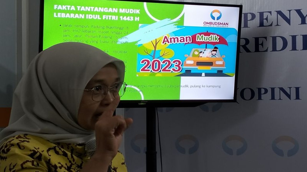 Kepala Ombudsman RI perwakilan Sumbar Yefri Heriani memaparkan terkait potensi macet saat lebaran di Padang, Rabu (6/4/2023). ANTARA/Muhammad Zulfikar.