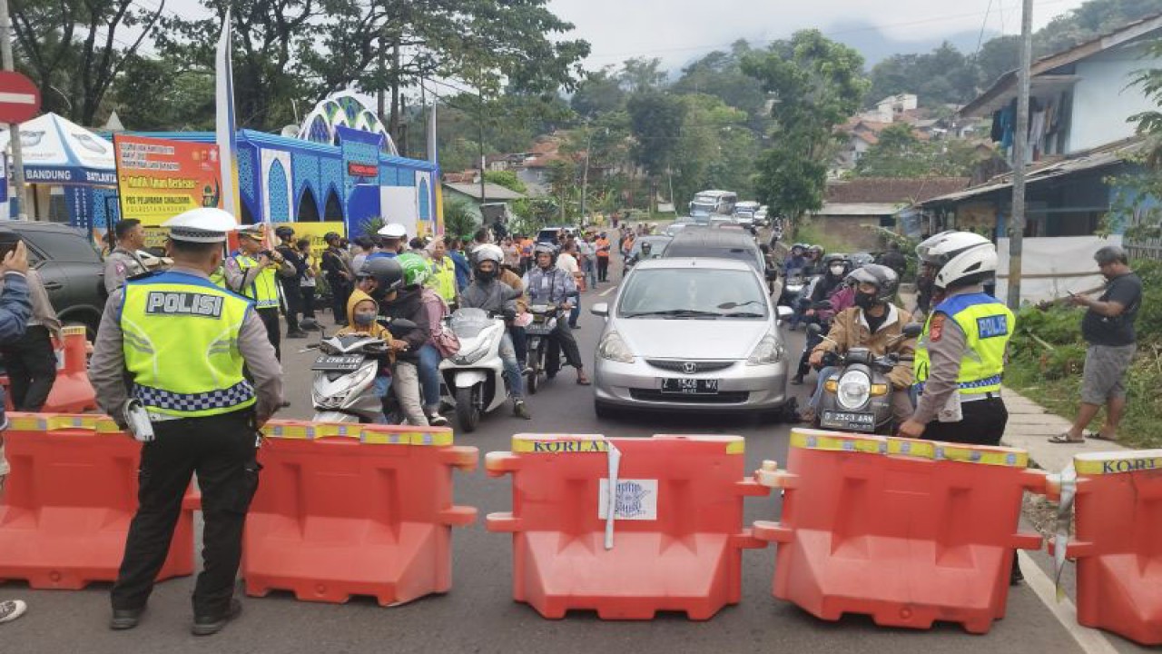 Polisi menutup sementara arus dari Bandung saat diberlakukan "one way" dari arah timur di kawasan Nagreg, Kabupaten Bandung, Jawa Barat, Sabtu (29/4/2023). ANTARA/Bagus Ahmad Rizaldi.