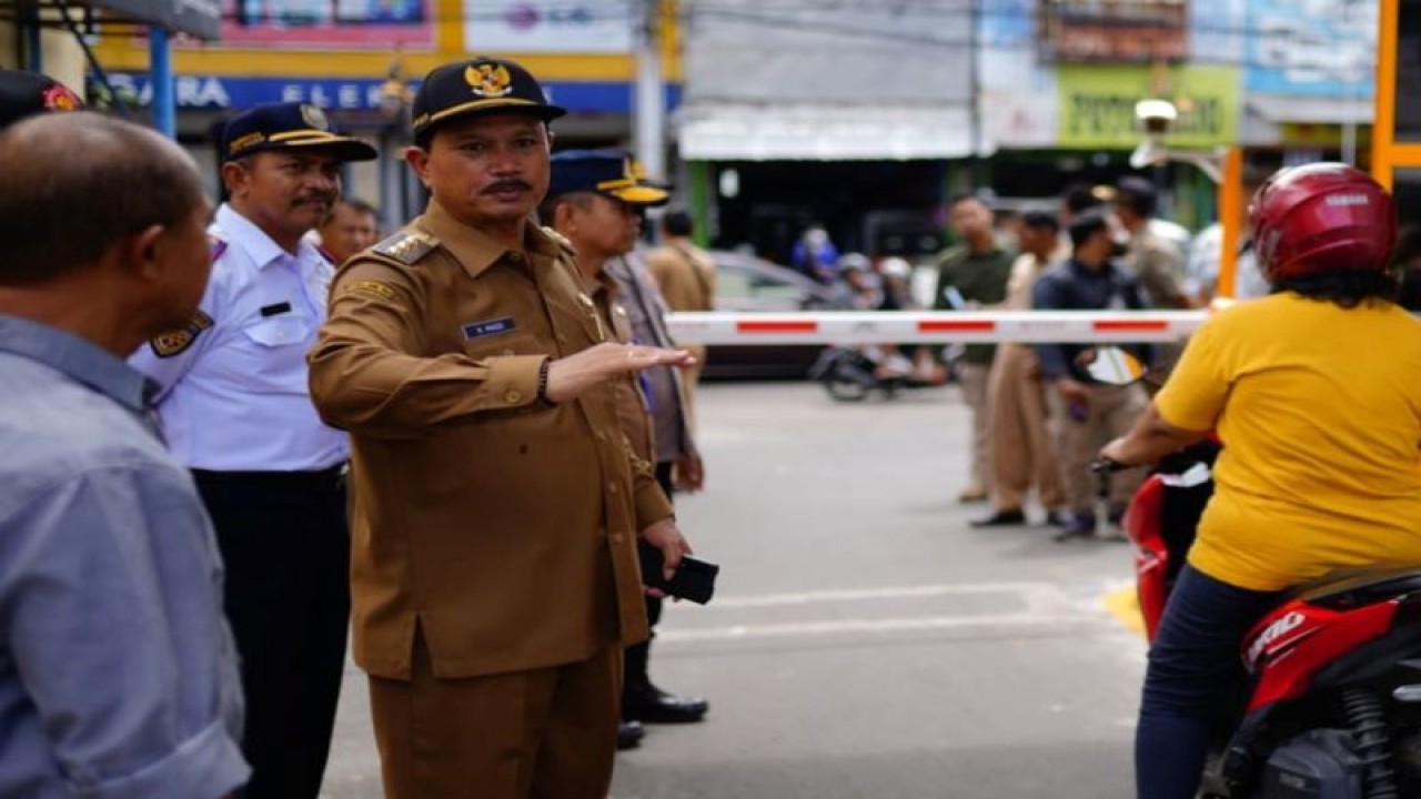 Wali Kota Madiun bersama jajaran OPD terkait meninjau penerapan parkir elektronik atau e-parkir di Pasar Besar Madiun (PBM) guna mencegah kebocoran retribusi dan mengoptimalkan pendapatan daerah. ANTARA/HO-Diskominfo Kota Madiun