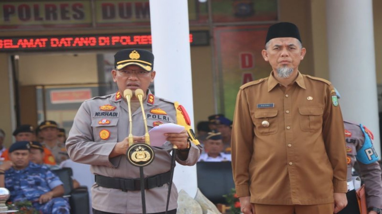 Kapolres Dumai AKBP Nurhadi (kiri) dan Wali Kota Paisal dalam kegiatan apel gelar pasukan Operasi Ketupat Lancang Kuning 2023, Selasa (18/4/2023). (ANTARA/Abdul Razak)