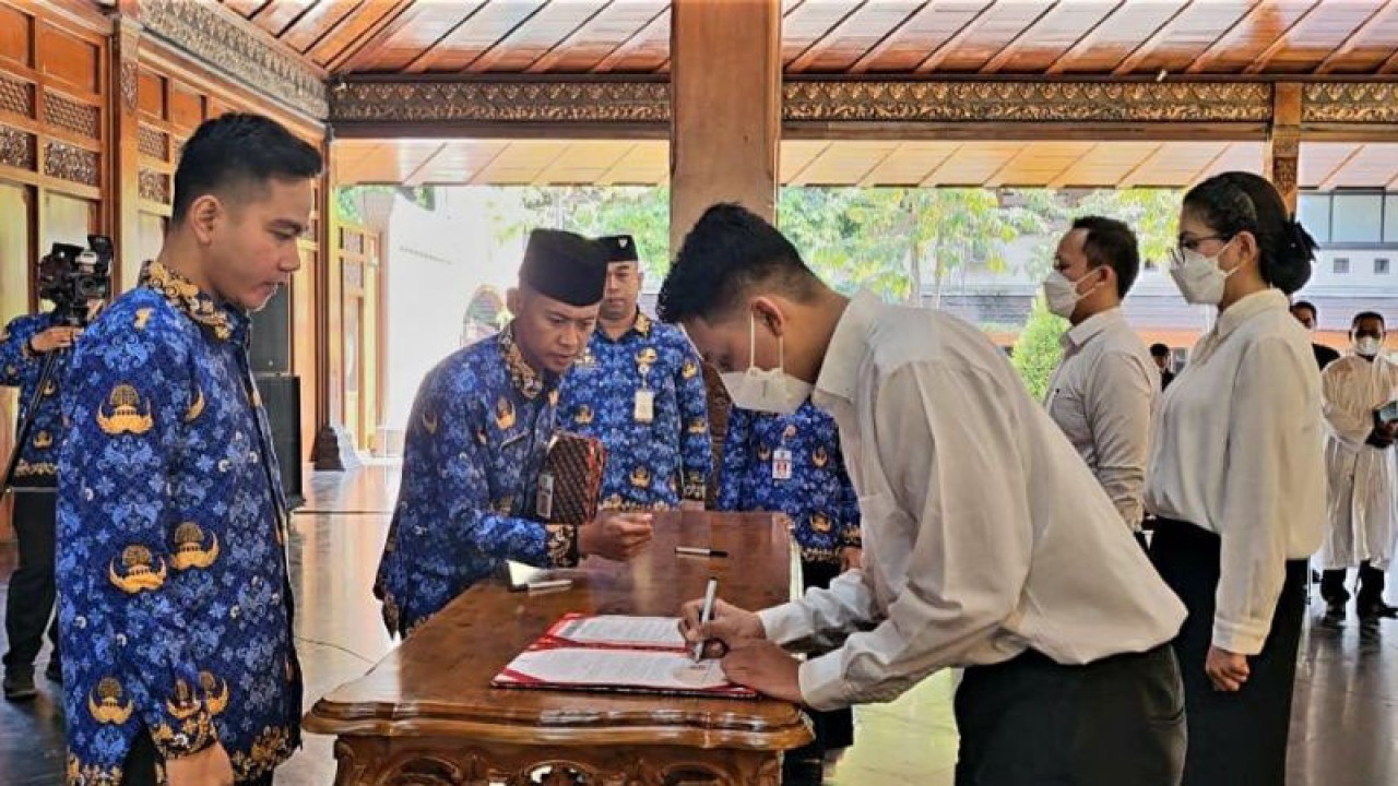 Acara penandatanganan Surat Keputusan Pengangkatan P3K Tenaga Kesehatan di Balai Kota Surakarta, Jawa Tengah, Senin (17/4/2023). (ANTARA/Aris Wasita)