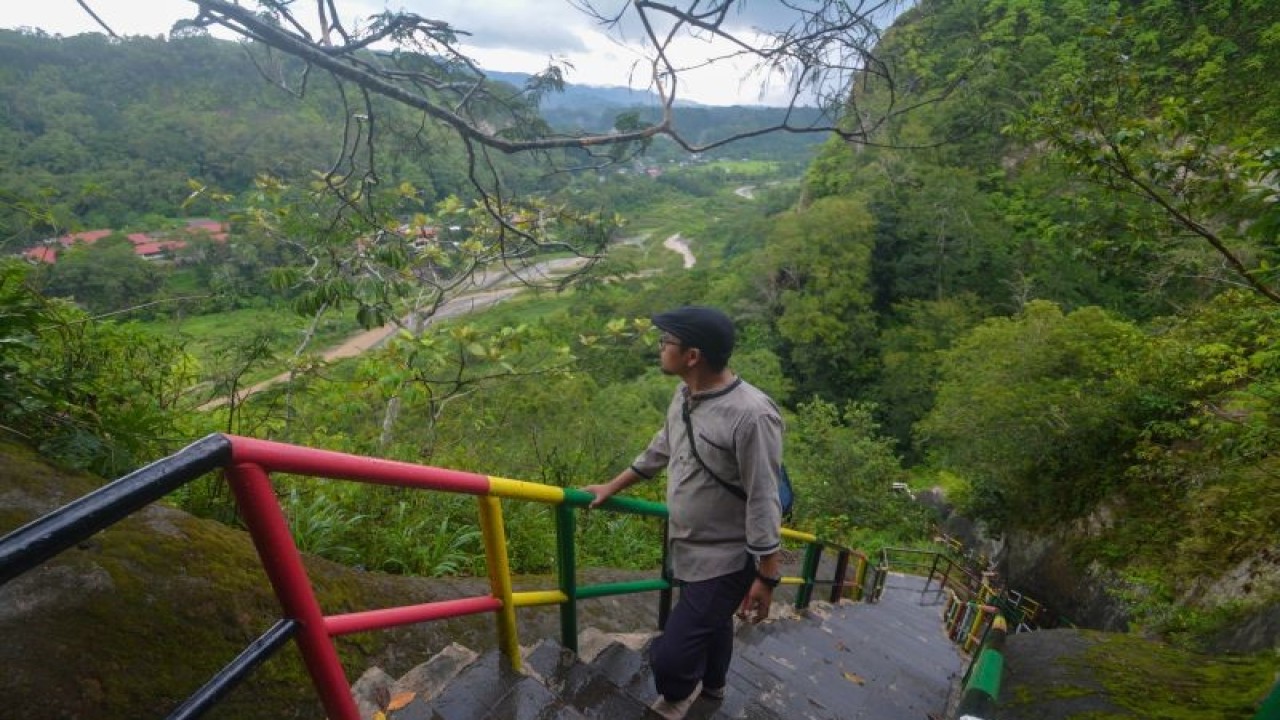 Ilustrasi: Warga menaiki tangga di objek wisata Janjang Saribu, Bukit Apit Puhun, Kota Bukittinggi, Sumatera Barat, Jumat (10/6/2022). . ANTARA FOTO/Iggoy el Fitra/nym.