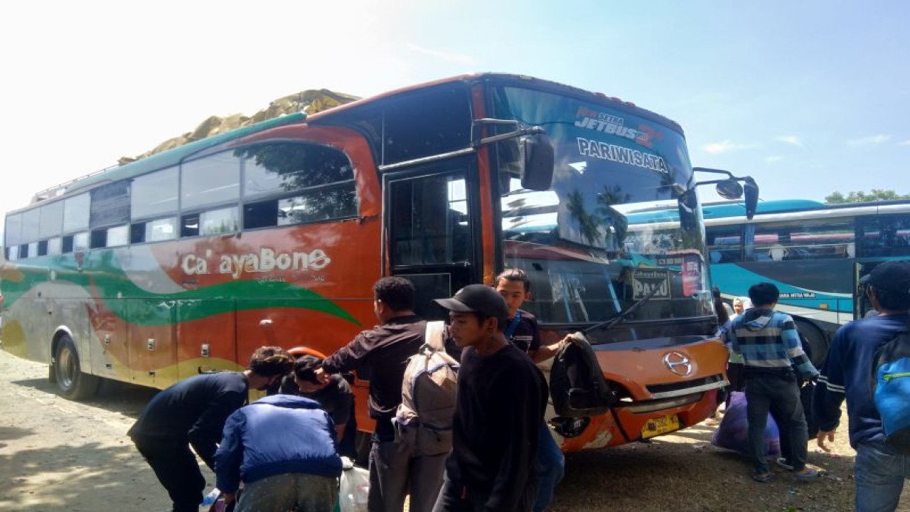 Sejumlah pemudik di Terminal Tipe C Kota Palu, Selasa (18/4/2023). (ANTARA/Nur Amalia Amir)