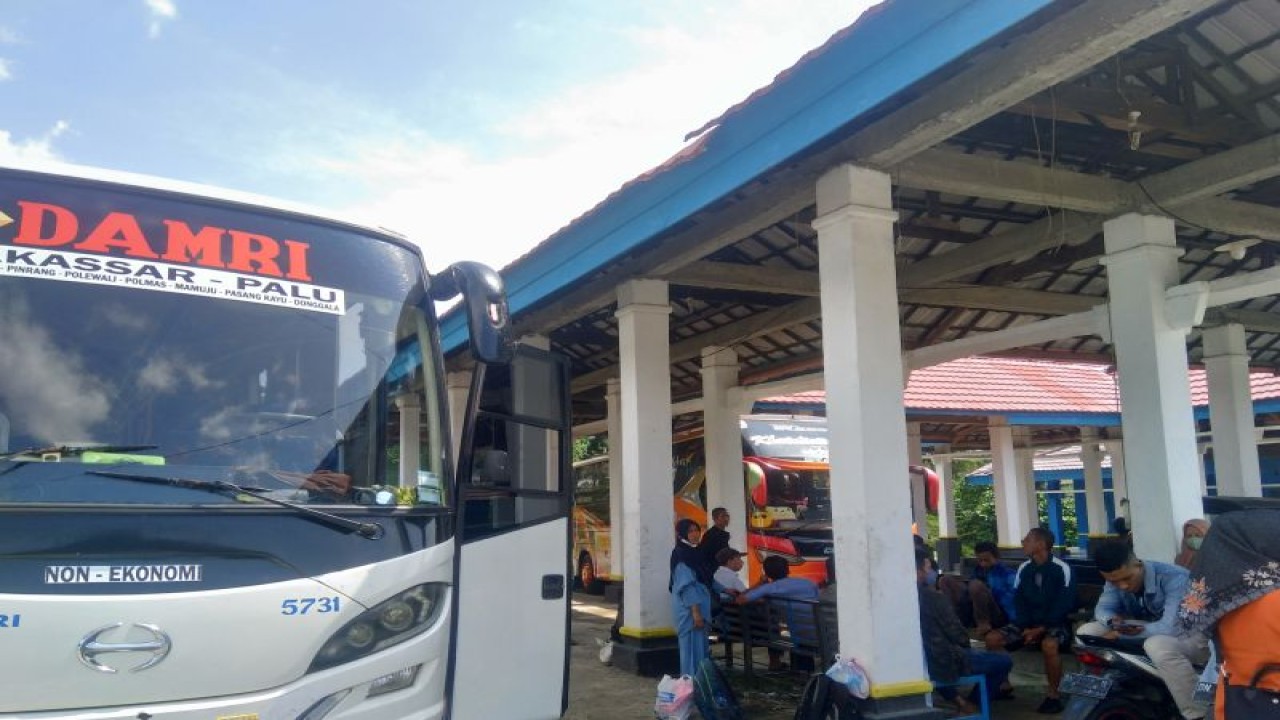 Sejumlah pemudik menunggu keberangkatan bus di Terminal Tipo C Palu, Sulawesi Tengah, Rabu (19/4/2023). (ANTARA/Nur Amalia Amir)
