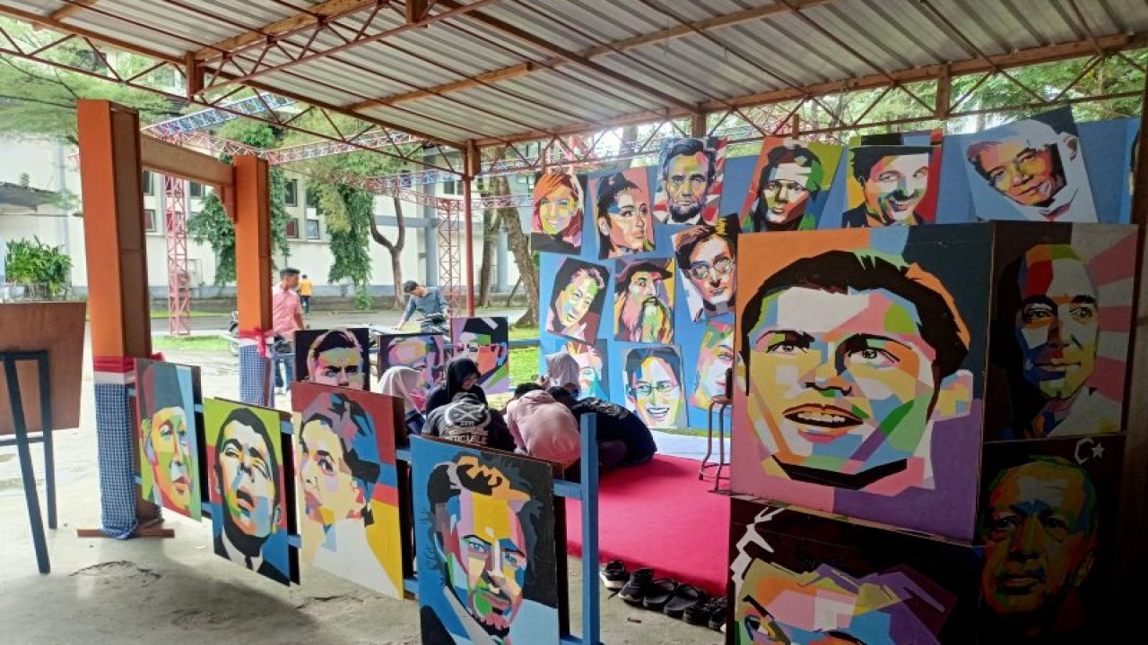 Pameran inovasi dan kreatifitas di Unpatti (Antara/DedyAzis)