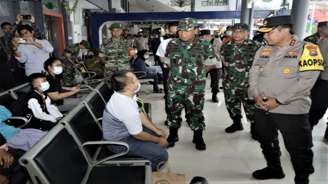 Pangdam V/Brawijaya Mayjen TNI Farid Makruf (ketiga kanan) bersama Kapolda Jatim Irjen Pol Toni Hermanto (kanan) berdiskusi dengan calon penumpang di Stasiun Gubeng Surabaya. (ANTARA/HO-Pendam V/Brawijaya)