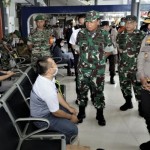 Pangdam dan Kapolda Jatim tinjau stasiun dan pos pelayanan mudik-1682230731
