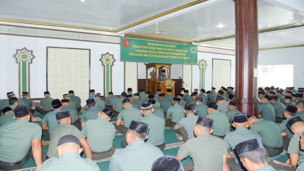 Pangdam XVI/Pattimura mengajak prajurit TNI yang Muslim mengamalkan Al Quran untuk bertugas saat peringatan Nuzulul Quran di Ambon, Provinsi Maluku, Rabu (12/4/2023) (FOTO ANTARA/HO-Pendam XVI/Pattimura)