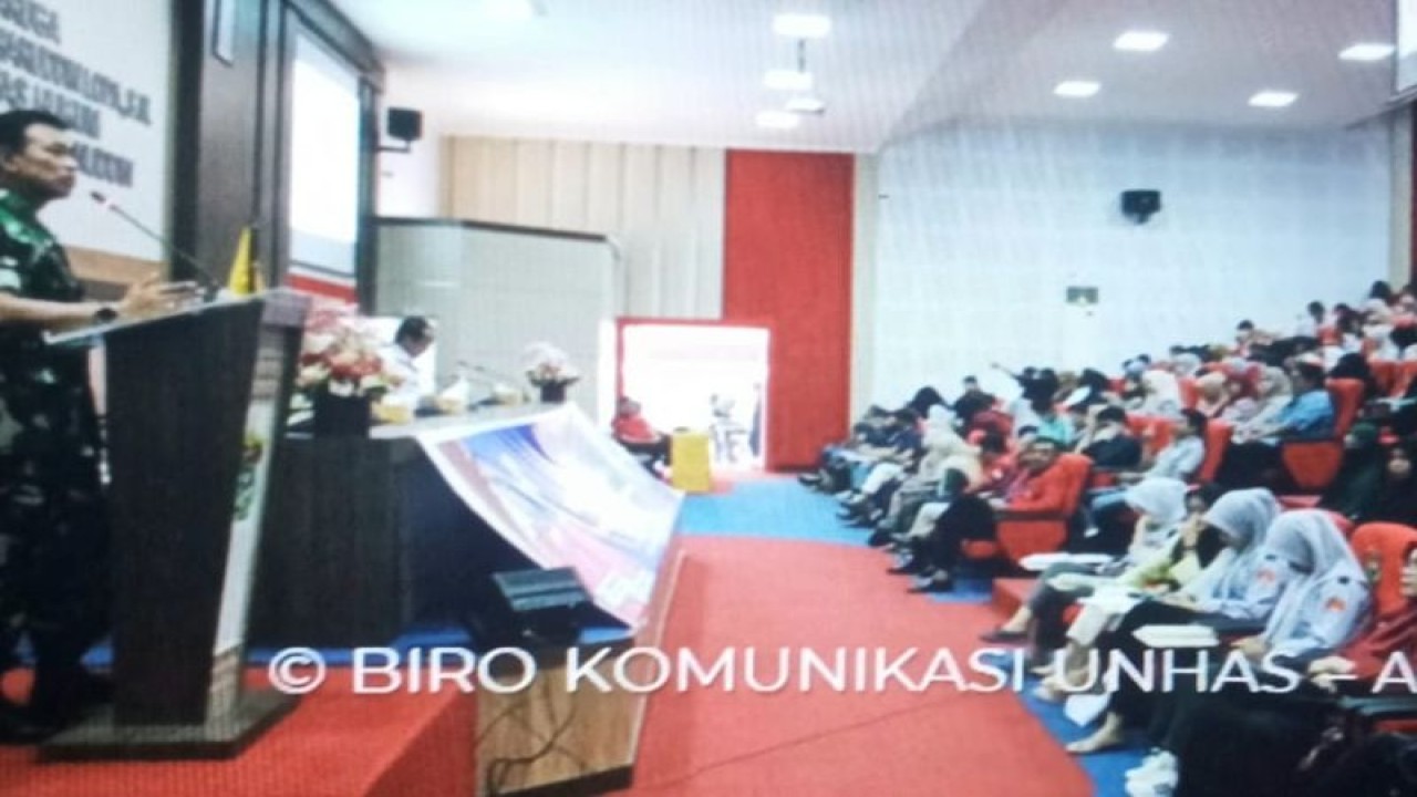 Panglima Komando Gabungan Wilayah Pertahanan II (KOGABWILHAN II) Marsekal Madya TNI Andyawan Martono memberikan kuliah umum di Unhas Makassar, Selasa,(11/4/2023).ANTARA/HO-Unhas