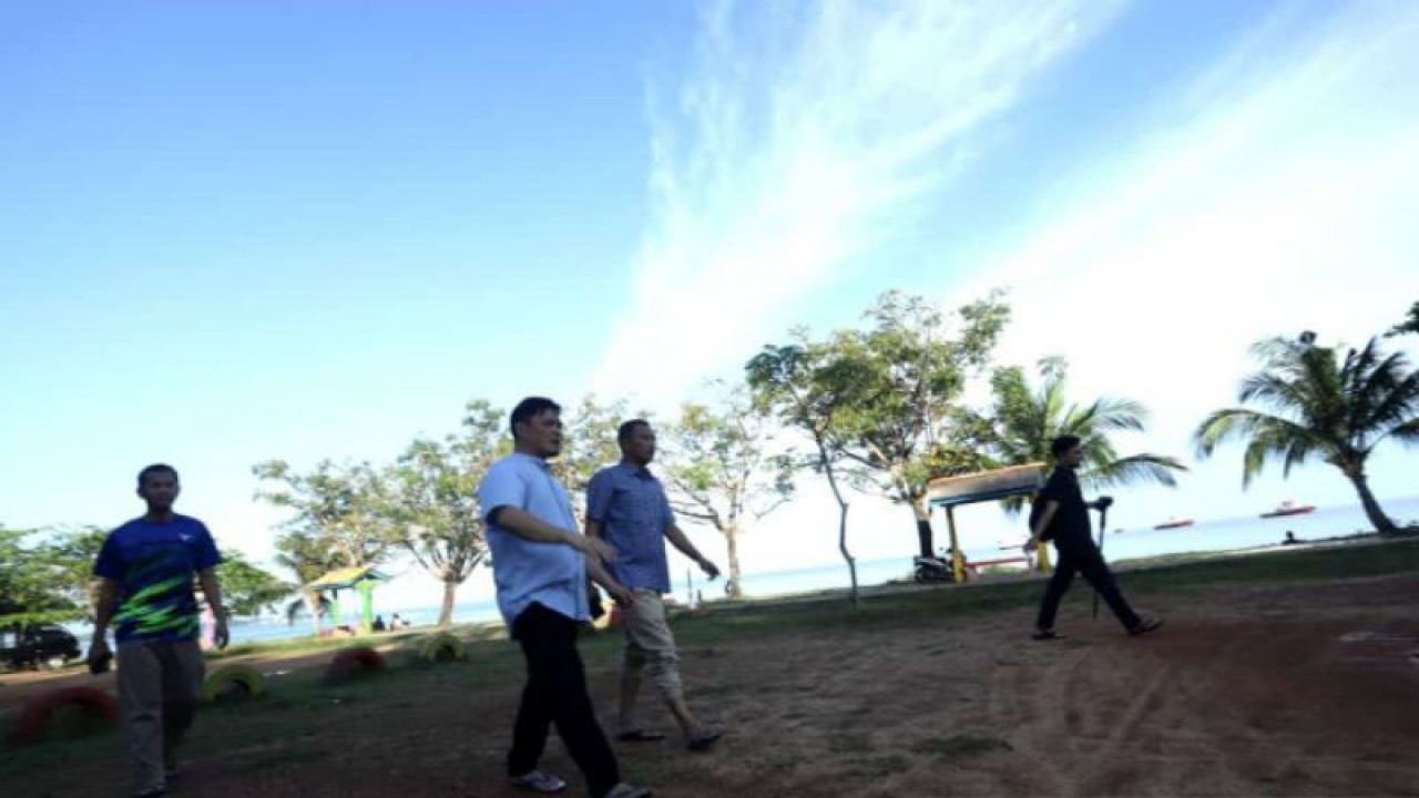 Wakil Bupati Bangka Barat Bong Ming Ming meninjau lokasi kantong parkir yang disiapkan di kawasan wisata Pantai Baturakit, Mentok. (ANTARA/ Donatus Dasapurna)