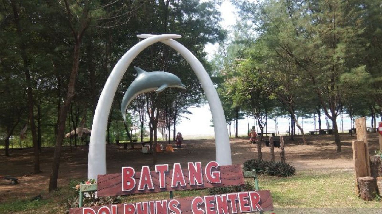 Objek wisata Batang Dholpin Center yang berlokasi berdekatan dengan Pantai Sigandu Kabupaten Batang menjadi salah satu tempat tujuan wisatawan pengunjung. (ANTARA/Kutnadi)