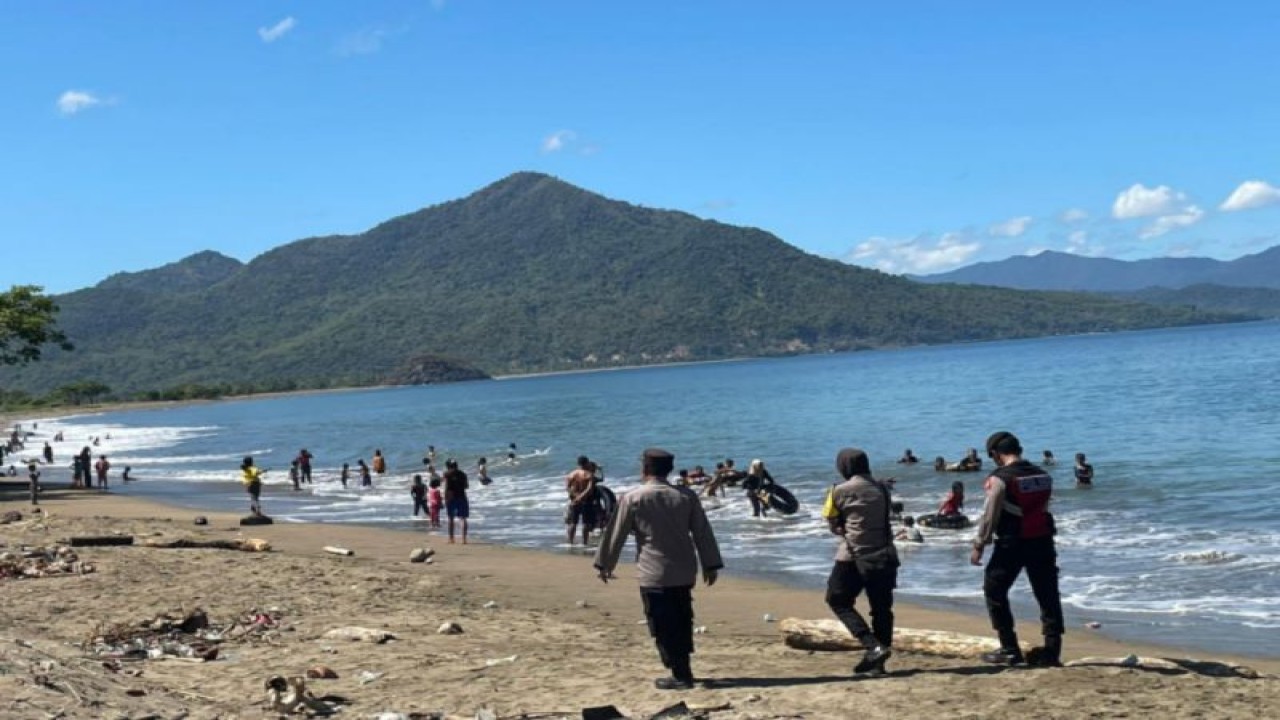 Salah satu objek wisata Pantai di wilayah Nusa Tenggara Barat (ANTARA/Humas Polda NTB)