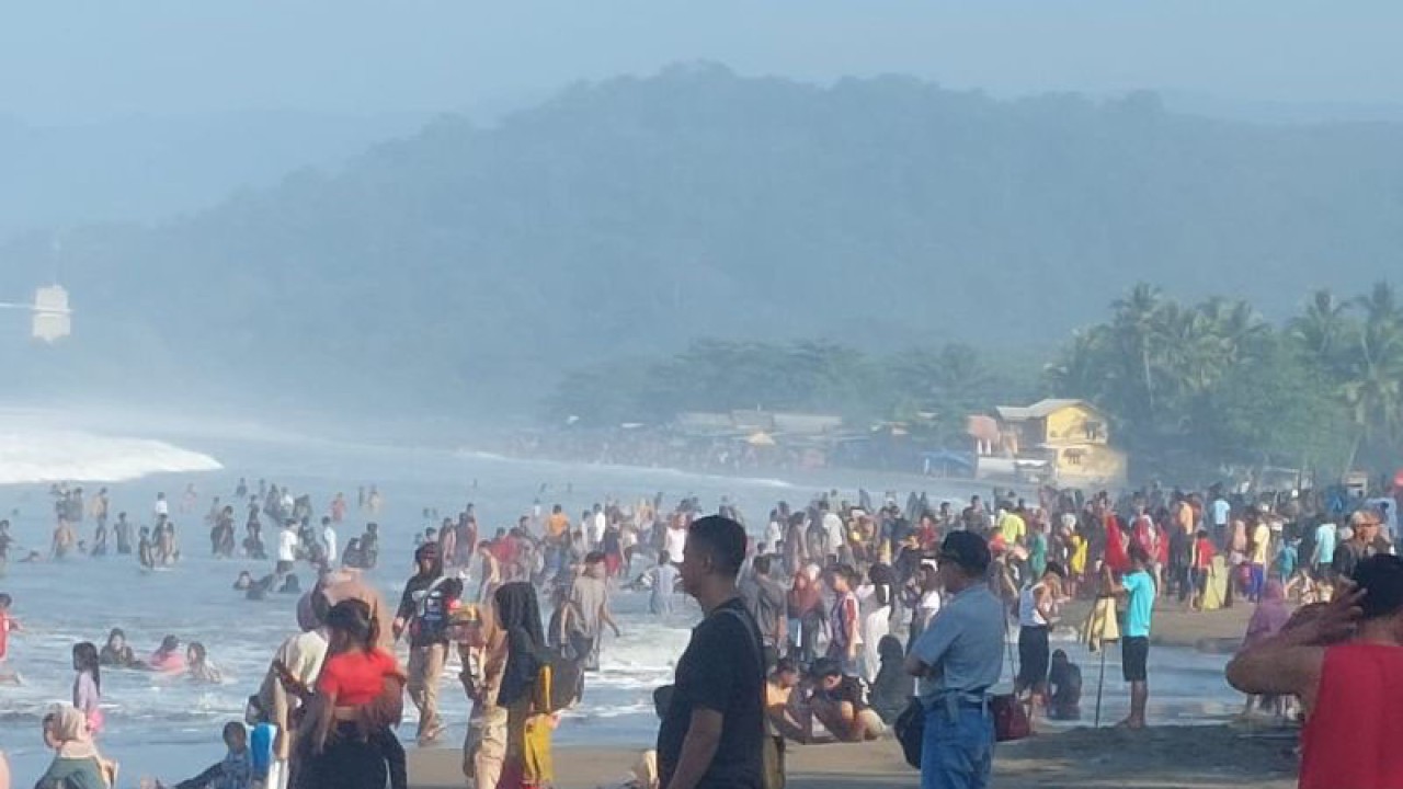 Objek wisata Pantai Palabuhanratu, Kabupaten Sukabumi, Jabar pada Sabtu, (29/4) dipadati wisatawan. Antara/Aditya Rohman