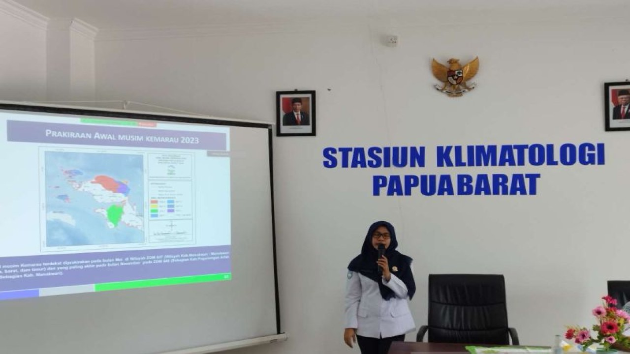 Forcaster Stasiun Klimatologi Papua Barat Rosita Rachim memaparkan prakiraan cuaca Papua Barat bulan April (ANTARA/Tri Adi Santoso)