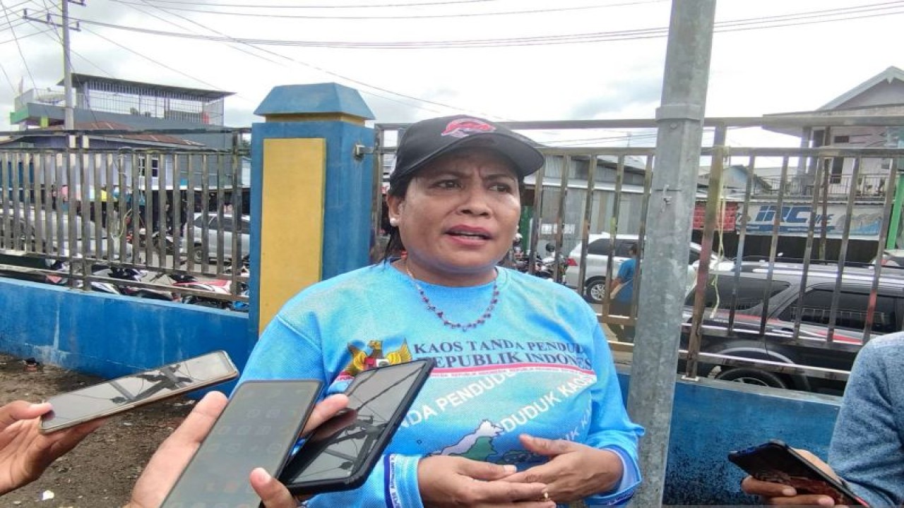 Kepala dinas kependudukan dan catatan sipil provinsi Papua Barat dr. Ria Come (ANTARA/Tri Adi Santoso)