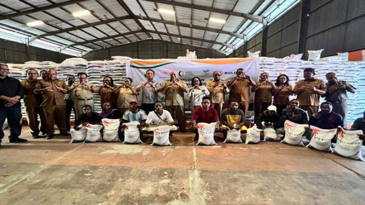 Penjabat Bupati Sorong, Provinsi Papua Barat, Engelbertus Kocu pose bersama Pimpinan Perum Bulog Cabang Sorong saat pelepasan truk pengangkut beras ke Kabupaten Tambrauw, Rabu (19/4/2023). (FOTO ANTARA/HO-Humas Kabupaten Tambrauw)