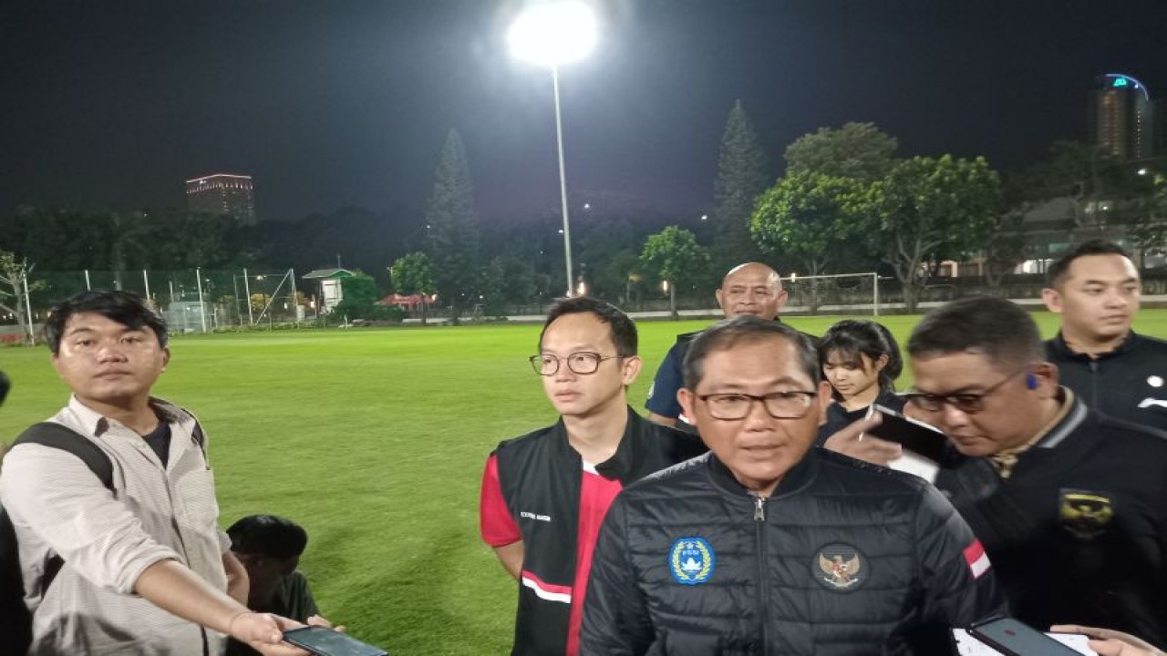 Manajer timnas U-22 Sudarmadji menjawab pertanyaan para pewarta di lapangan latihan Gelora Bung Karno, Jakarta, Rabu (5/4/2023). (ANTARA/RAUF ADIPATI)