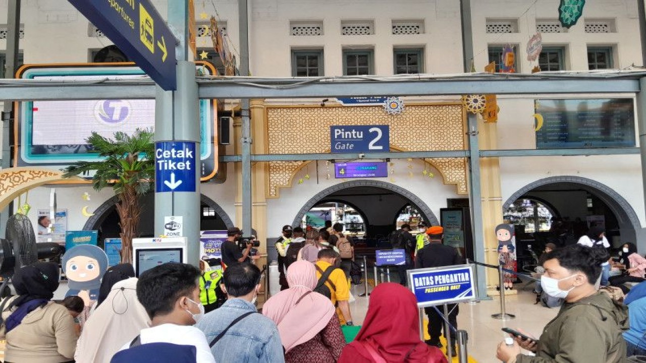 Para pemudik antri menunggu keberangkatan di Stasiun Pasar Senen. (ANTARA/Fajar Satriyo)